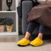 cadeau-de-noel-pour-femme-pantoufles-chauffables-jaune