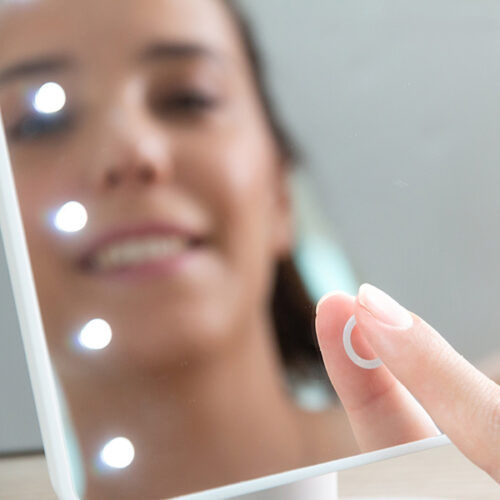 gift-woman-mirror-led-tactile